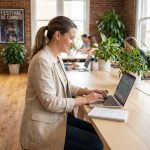 Femme en coworking souriante et concentrée