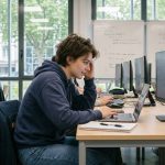 Jeune femme concentrée sur son ordinateur dans une salle moderne à Nantes