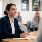 Jeune femme concentrée en formation dans une salle moderne