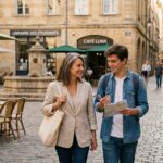 Mère et fils étudiant se promenant dans une rue piétonne d'une ville à taille humaine en France