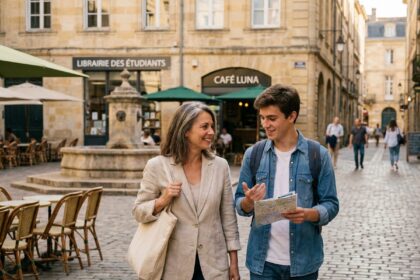 Mère et fils étudiant se promenant dans une rue piétonne d'une ville à taille humaine en France