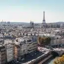 Vue sur les toits de Paris et la Tour Eiffel