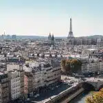 Vue sur les toits de Paris et la Tour Eiffel