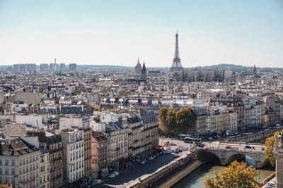 Vue sur les toits de Paris et la Tour Eiffel