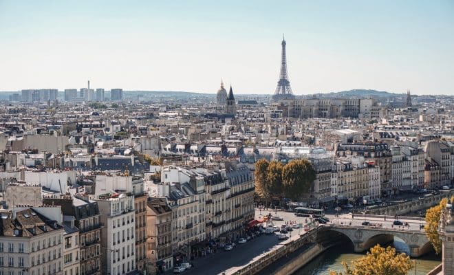 Vue sur les toits de Paris et la Tour Eiffel
